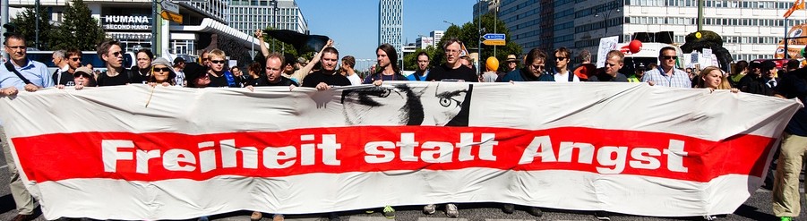 Photo von Demonstranten der letzten Demo, mit großem Banner, mit der Aufschrift Freiheit statt Angst